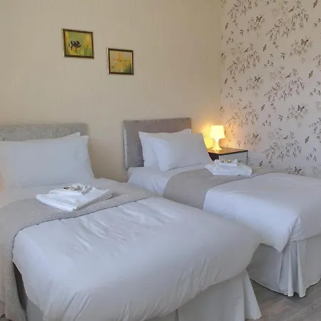 Pass The Keys Newly Renovated 3 Bedroom Bungalow Free Parking * Scarborough
