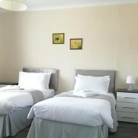 Pass The Keys Newly Renovated 3 Bedroom Bungalow Free Parking Сasa de vacaciones Scarborough
