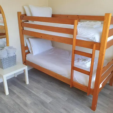 Pass The Keys Newly Renovated 3 Bedroom Bungalow Free Parking Сasa de vacaciones Scarborough